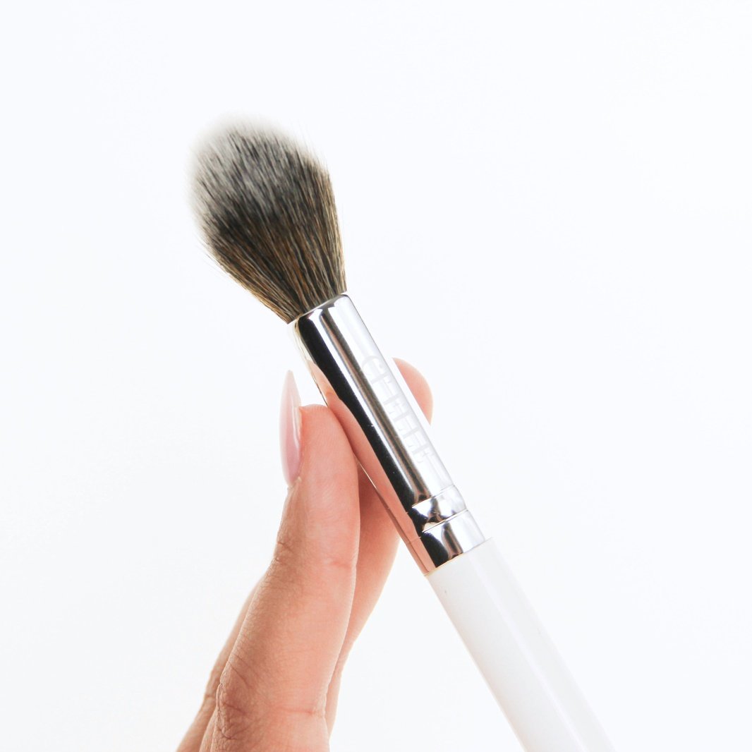 PRECISE TAPERED UNDER-EYE BRUSH